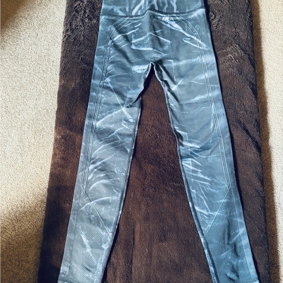 Lululemon Athletica Gray Patterned Leggings - Picture 2 of 3